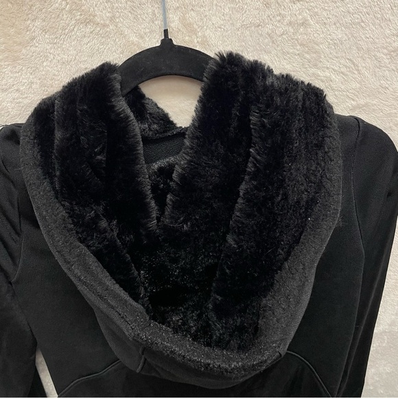 Athleta women’s Triumph LUXE Shine Black Hoodie Dress Pockets Fur-Lined Hood XS - Picture 5 of 10
